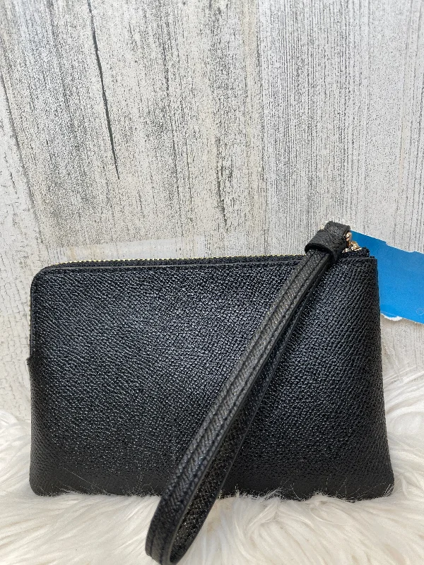 Vintage-inspired handbagsWristlet Designer By Coach  Size: Small